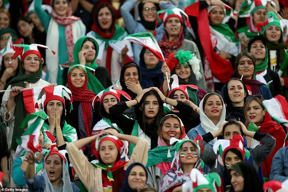 三十八年后,伊朗女观众重获许可,看世界杯预选赛,成赛场一景
