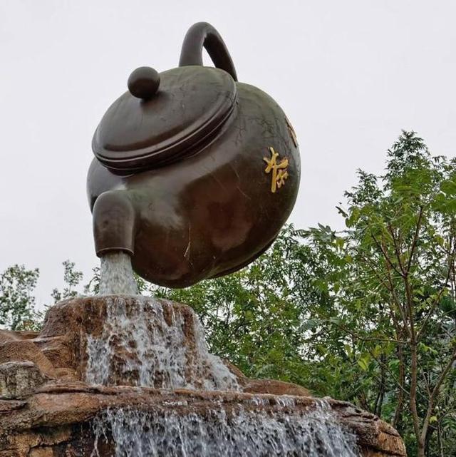 很多景区看到的悬空茶壶,为什么能悬在空中?今天总算是知道了!