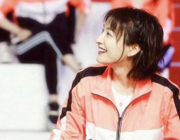 "东北赫本"吴昕穿搭指南,简约大气实力减龄,美出了新高度