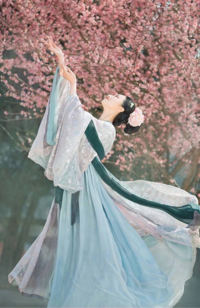 身着汉服美女呈现中国古典之美