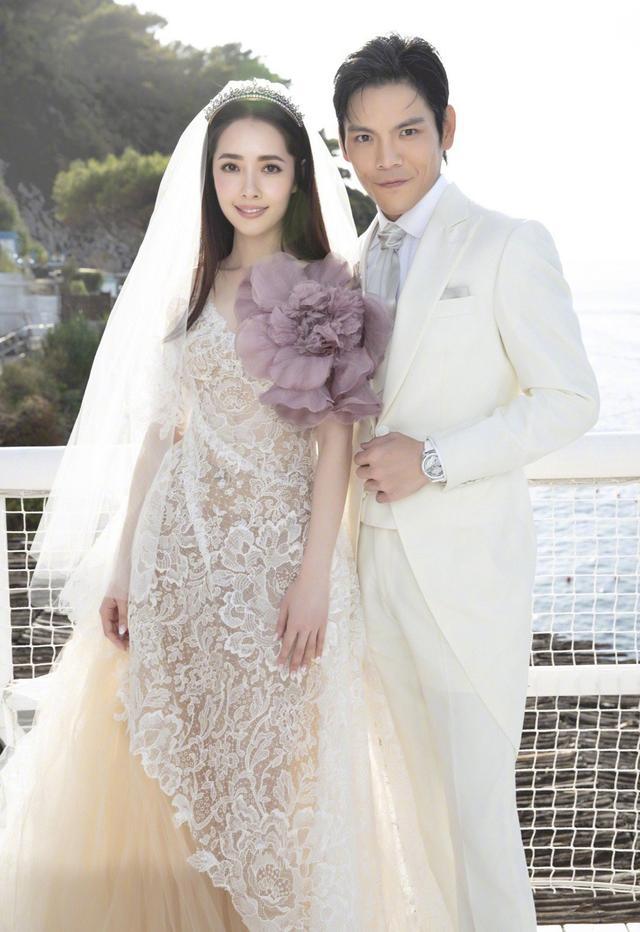 郭碧婷婚后亮相 黑色纱裙美到不像话 历数豪门媳妇的穿搭时尚 腾讯新闻