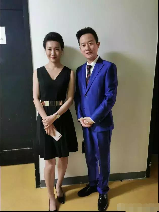 42岁央视主持李梓萌近照,台上台下差别大,摘下头套年轻十岁