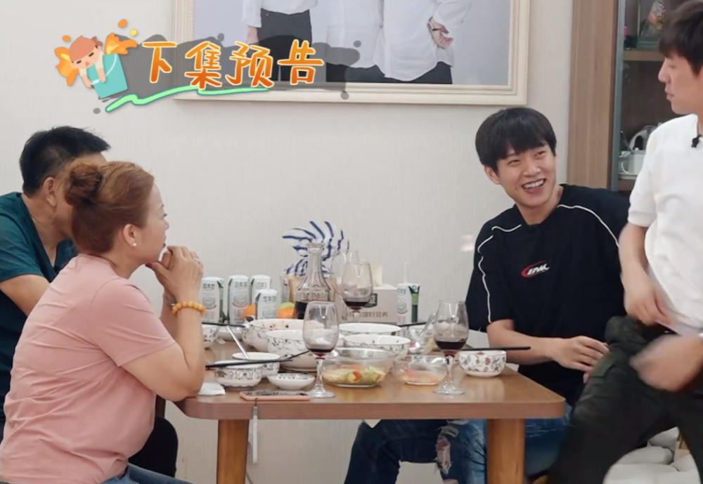 魏大勋饭桌上调侃何炅父亲,口无遮拦惹何老师生气离席,拉都拉不住