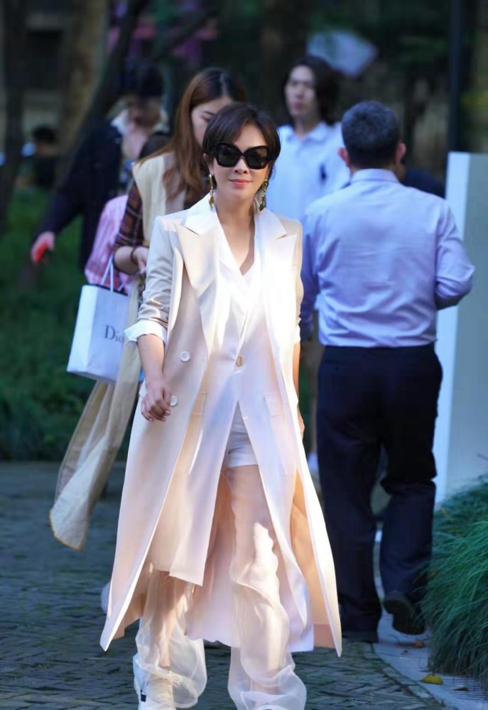 刘嘉一身浅色系的穿搭单品,非常衬肤色