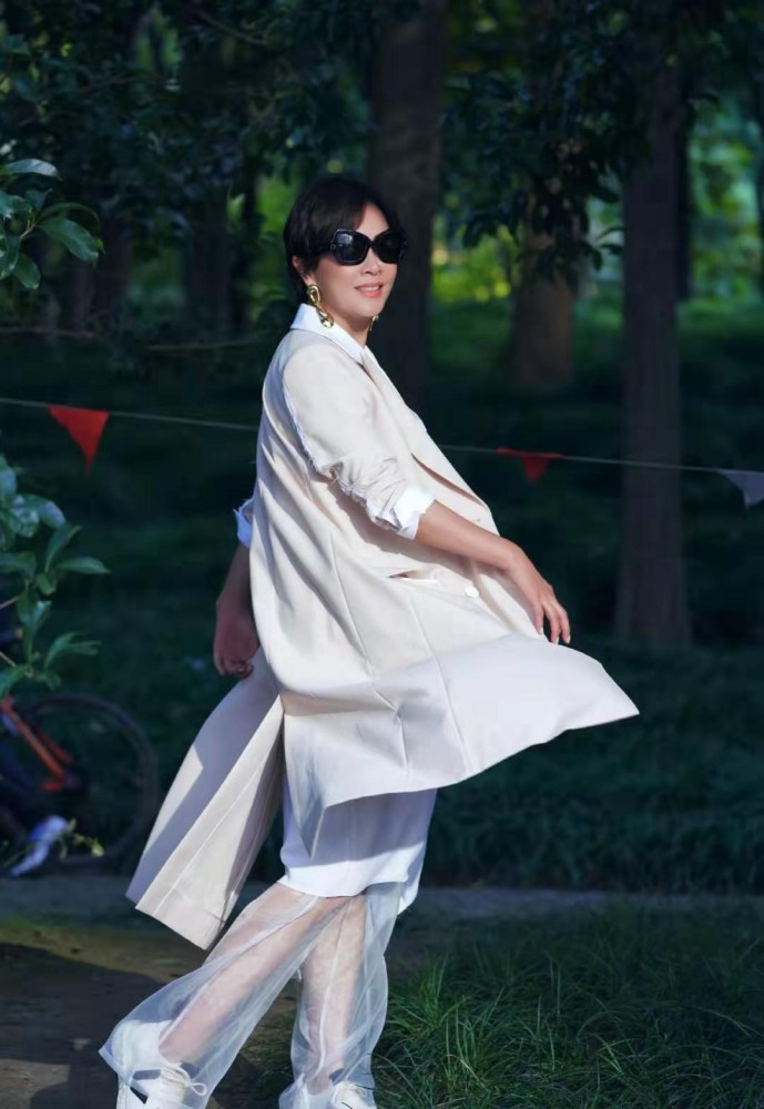 刘嘉一身浅色系的穿搭单品,非常衬肤色