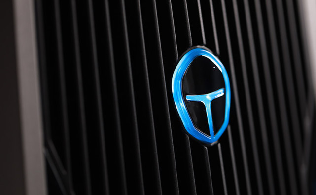 同样发光的还有格栅中央的标志性雷神logo,这个logo同时也具备主机