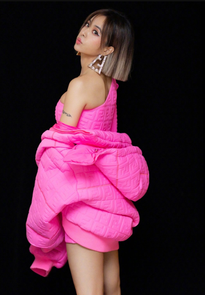 蔡依林为圆少女梦,穿成"粉红女郎"的模样,这才是真的不老女神