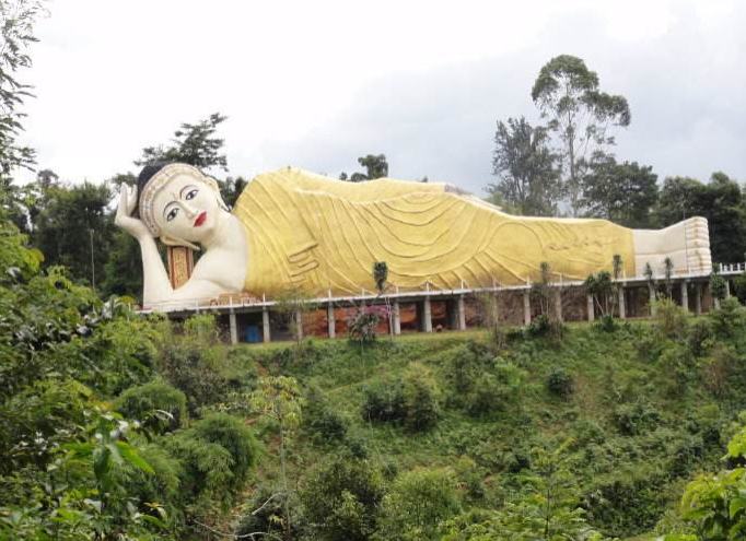 世界最大"卧佛",仪态端庄佛目遥望,游客:每走近一步很有压力