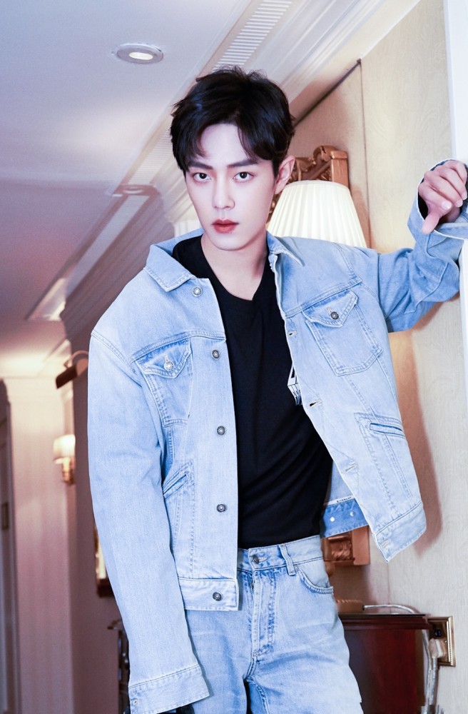 肖战牛仔套装清新帅气,有谁注意他手里的报纸?意外暴露真实学历!