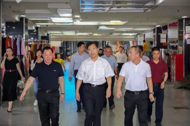 朱永亮一行在市委副书记,市长林钢捷,市委常委,常务副市长陈少平等的