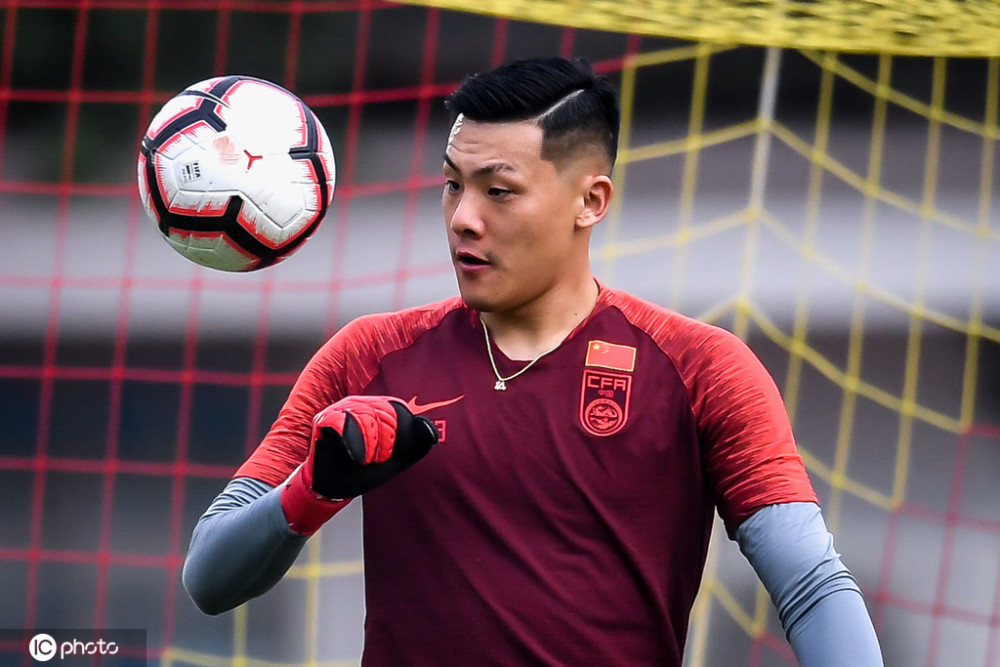 伤病袭国足王大雷腰部不适缺席训练李磊单练即将离队