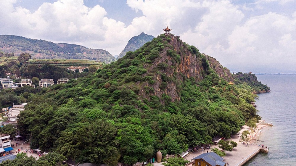 笔架山是一座石灰岩山峰,裸露的岩石被大风常年侵蚀,留下了形状各异的
