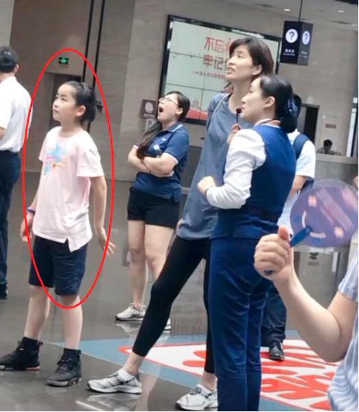 近日有网友在安徽某名人馆偶遇姚明的妻子叶莉与九岁的女儿姚沁蕾.