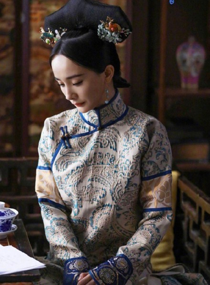 关晓彤清宫造型太惊艳,侧颜简直美如画,和杨幂相比真的不相上下