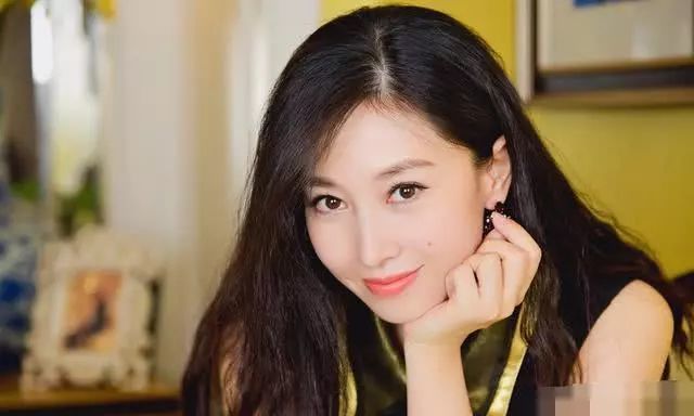 她是虚竹的老婆,连演50部戏也没能走红, 如今安心在家带孩子