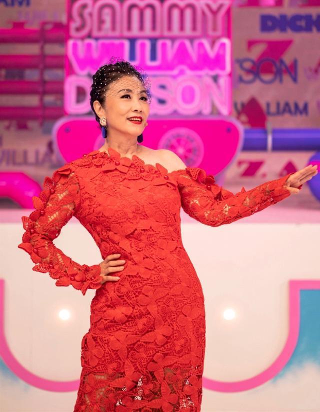 汪明荃满脸皱纹还不服老,穿透视裙扮嫩,还踩十厘米高跟鞋!