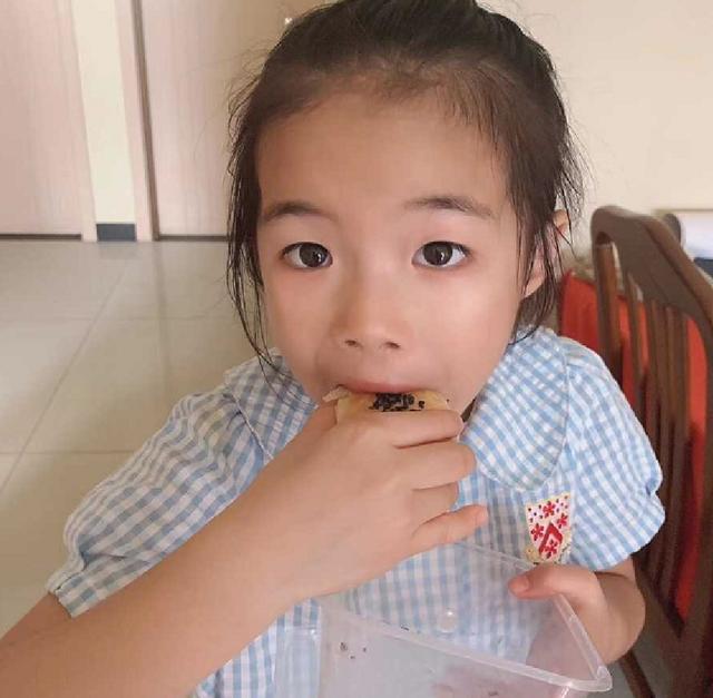 黄奕7岁女儿好美,肌白毛诶貌美机灵动人,高颜值比妈妈还迷人