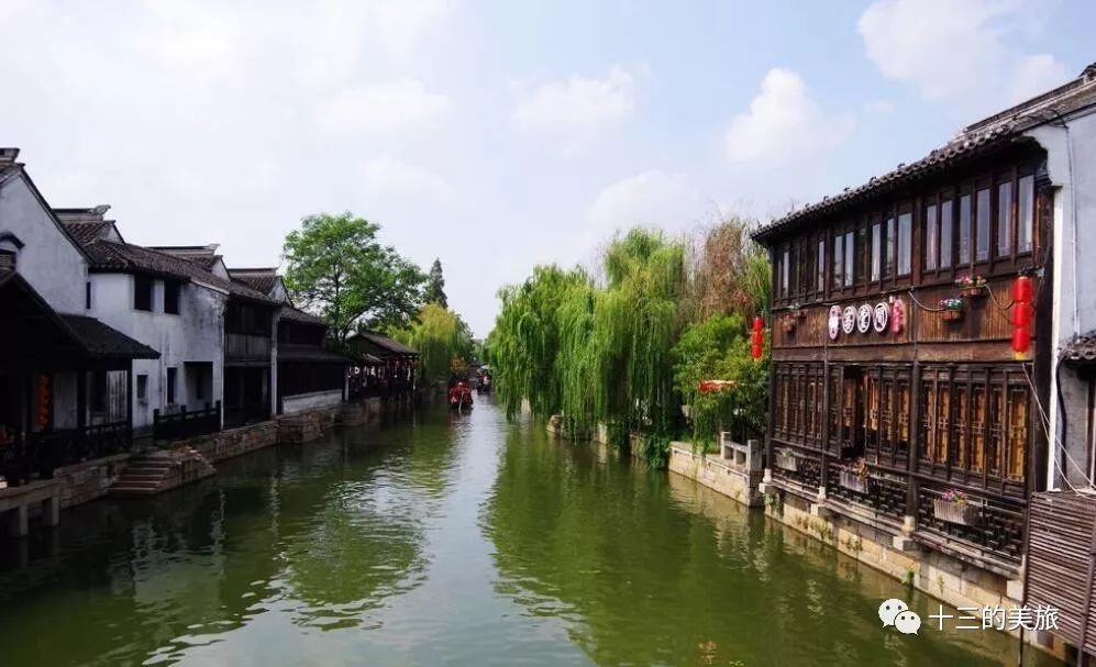 古鎮位於無錫東南鵝湖鎮境內,西鄰鴻山越國貴族墓群和泰伯墓,東與蘇州