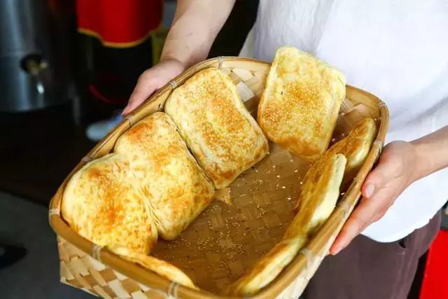 建设路小吃的终极吃法扶墙进扶墙出