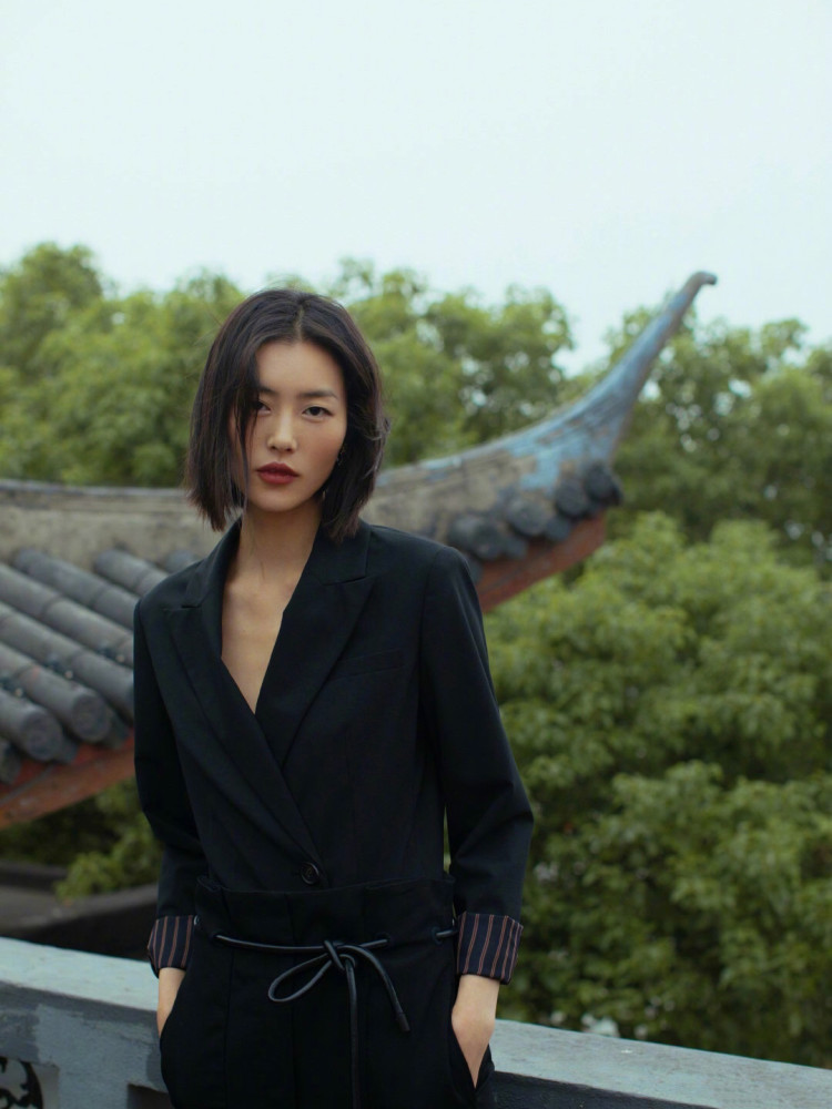 刘雯变身设计师?西装扎进高腰裤居然还是小蛮腰,这身材我服