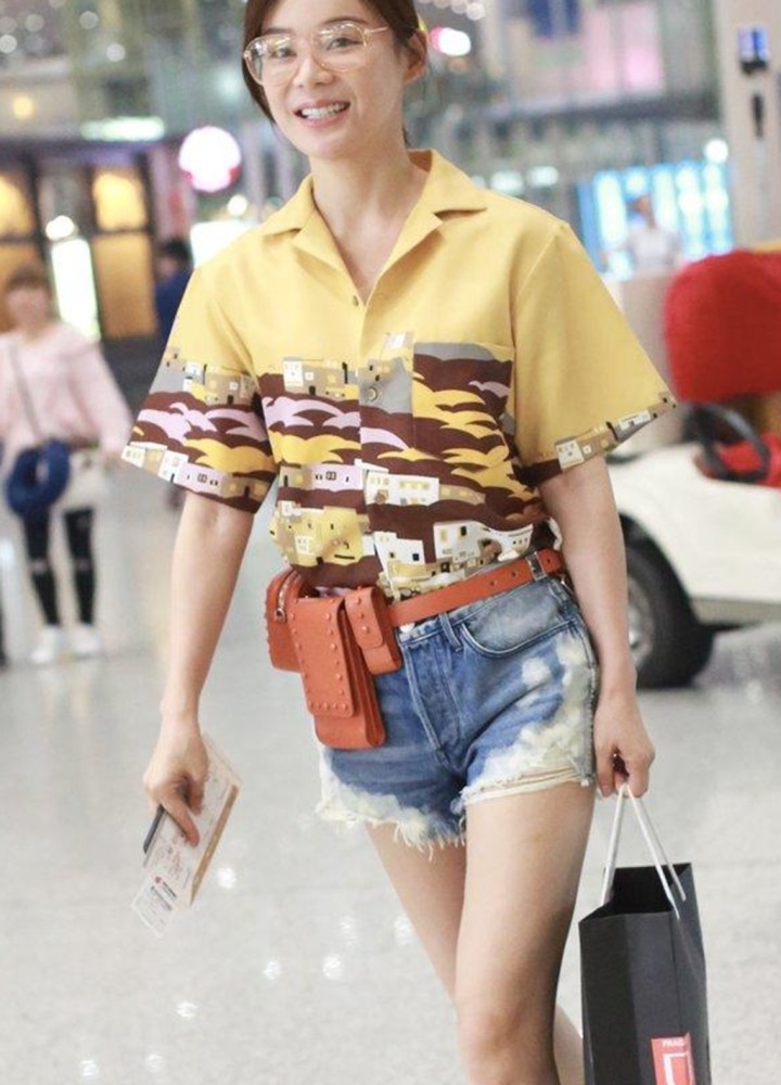 袁姗姗内八字坐俏皮可爱,虽然被称为"马甲线女王"但小腿粗壮