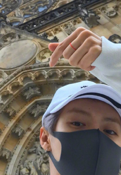 鹿晗晒旅拍照摆土味pose炫30万豪表戴红绳示爱关晓彤