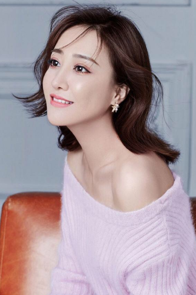 左岩时尚穿搭美图,一身露肩粉红毛衣,气质优美