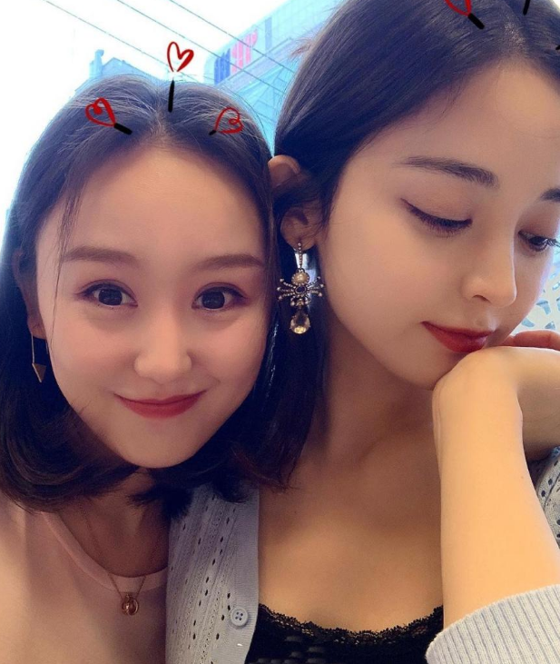 忘开滤镜的娜扎和闺蜜自拍,黑眼圈比眼影还重,烟熏妆更显漂亮