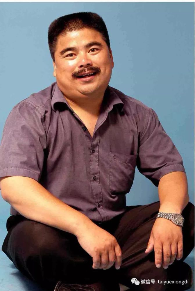 电影《疯狂的足球》中黄老板的饰演者--黄金配角刘金