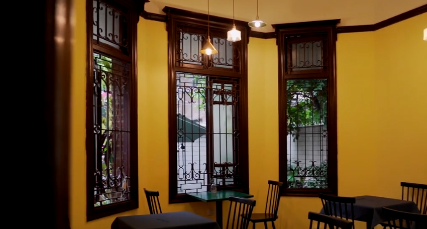 一栋百年老别墅里古色古香,闻着鸡蛋花香喝下午茶,是什么体验?