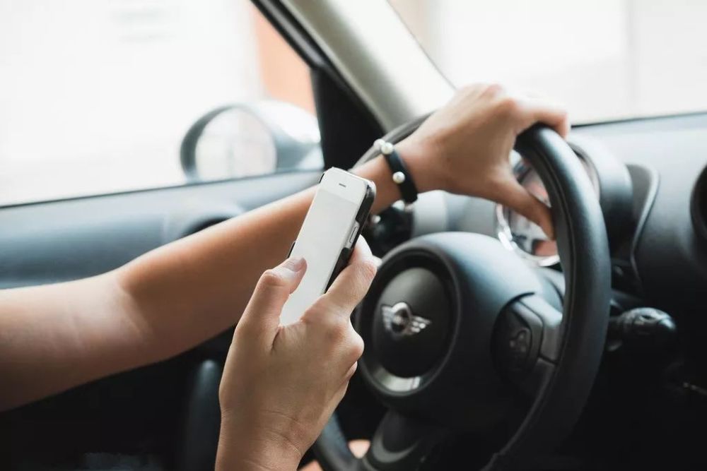 开快车很危险,但开慢车更危险!