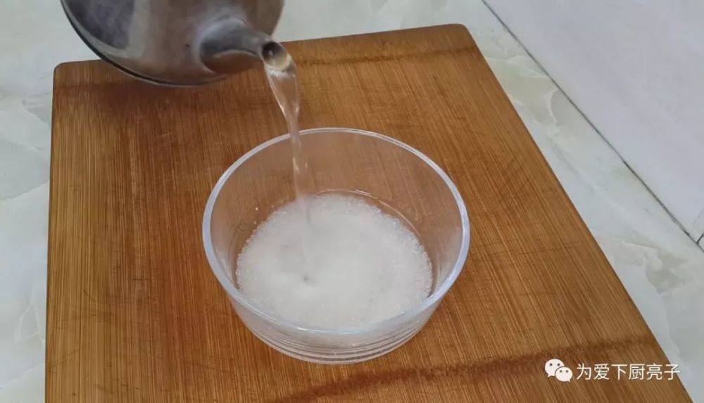 20克白糖,倒入开水化开,放置5分钟,加入4克酵母,搅拌均匀.