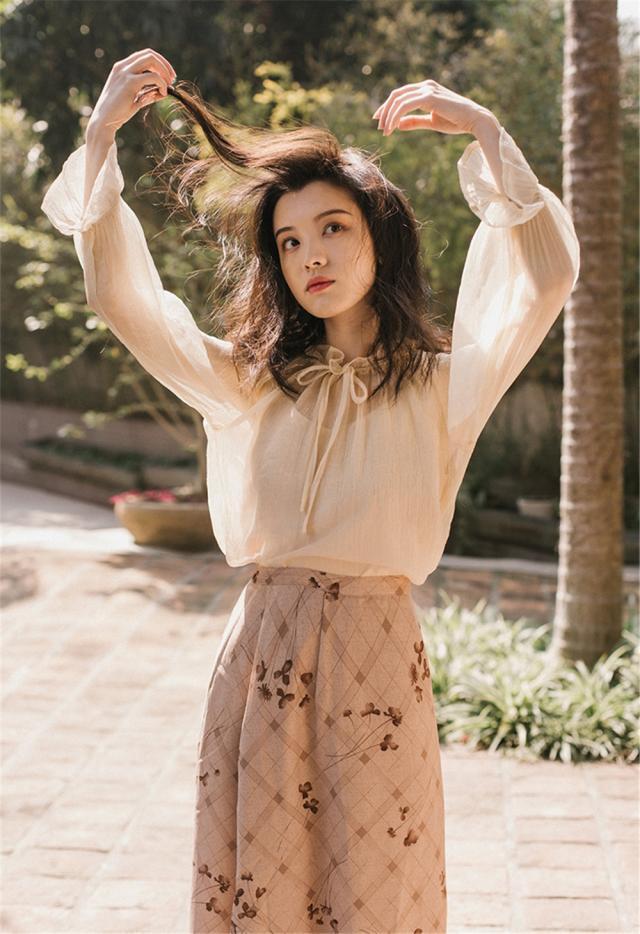 套头式的仙女衫本身女性化程度高,整体风格属于禁欲的性感,因此在穿搭