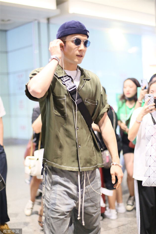 小井先生会pick一些俏皮色调的套头帽,搭配纯色衬衫