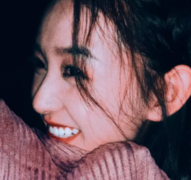 而且蒋依依的一口牙齿很是整齐,这样一来更显得她明眸皓齿