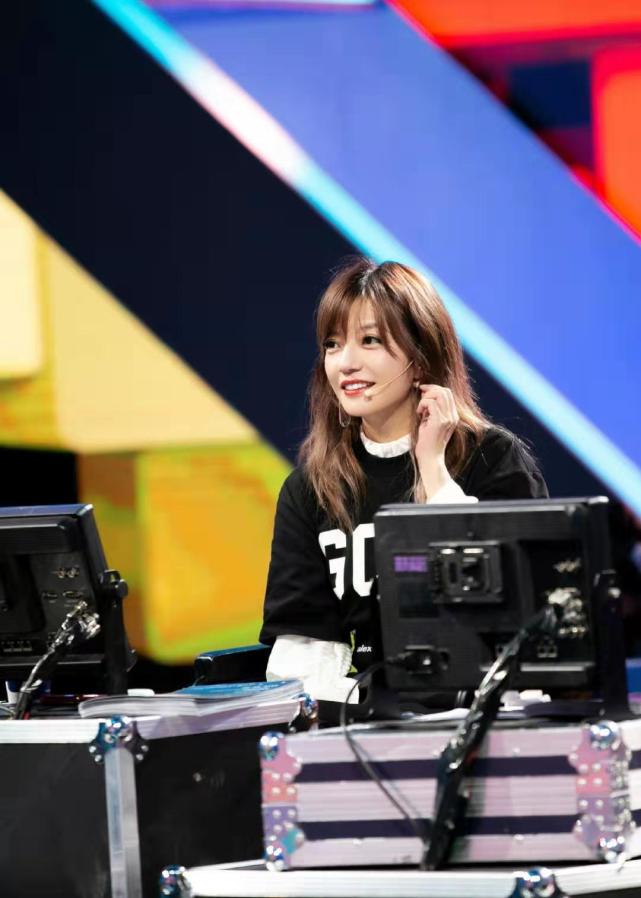 赵薇综艺再出新造型,穿高腰工装裤耍帅不够,配粗跟短靴才更霸气