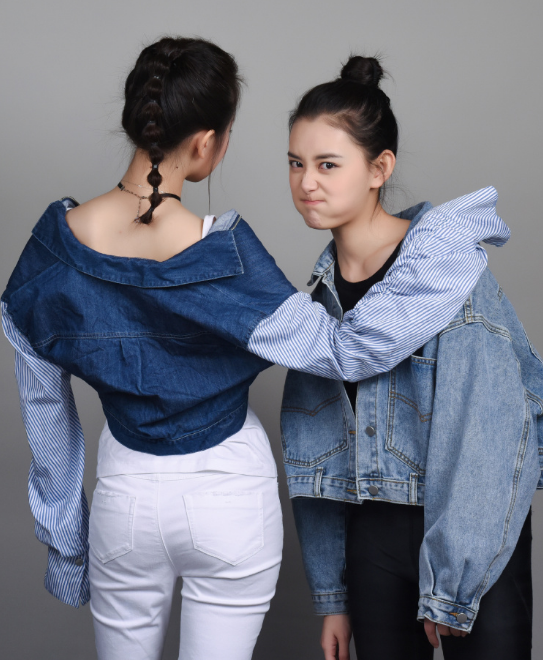 妹妹抱在怀里,宠爱她的模样,不得不说,蒋德利娜真的是"宠妹狂魔"呀,在