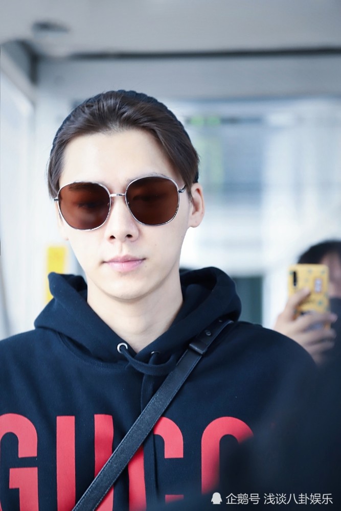 有一种错觉叫李易峰留长发,露出额头利落帅气,才知发际线有多重要!