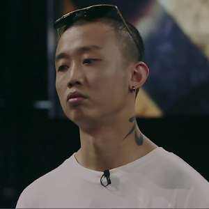 赢家莫过于来自活死人厂牌的福克斯了,这位能唱能rap曲风清奇的rapper