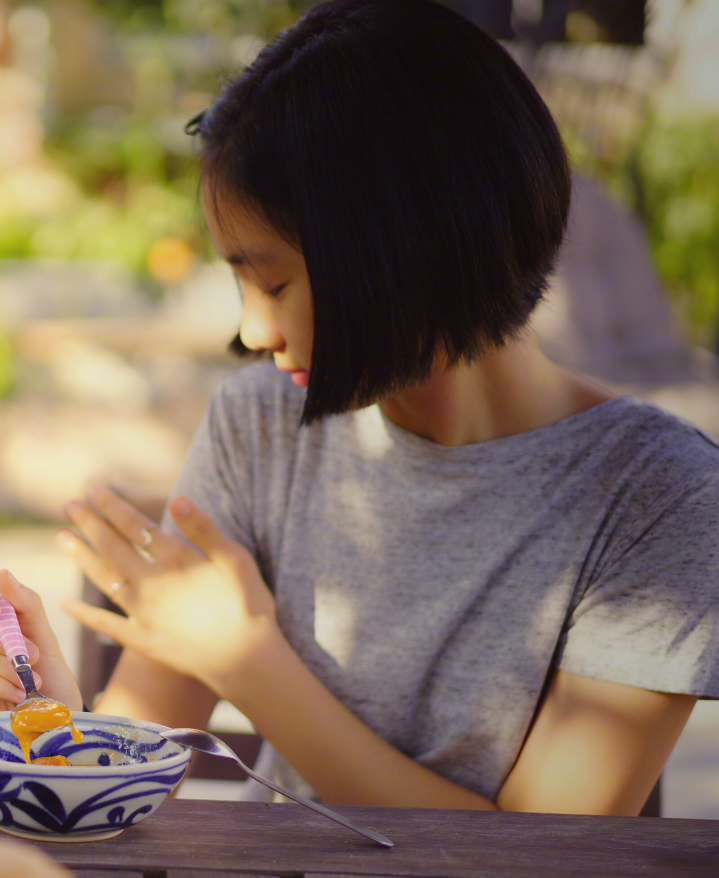 但是她给人的感觉依旧是一个小女孩的模样,剪了短发的黄多多衬得她的