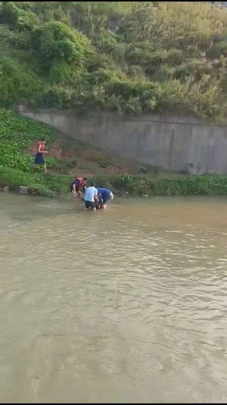 七旬太婆疑似酒后漂浮河面 两名公交司机下河救人