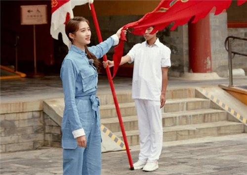 关晓彤 遇见天坛 清宫戏 和冯绍峰演父女 托腮生气很有少女感 腾讯新闻