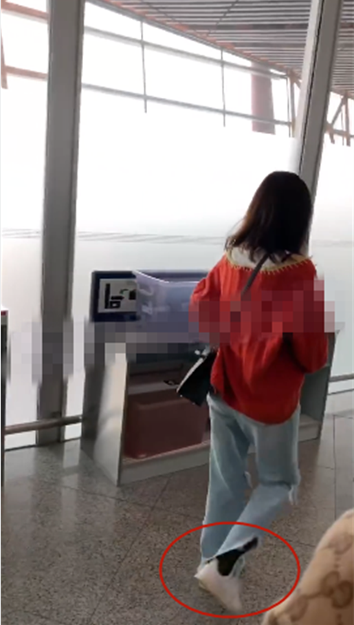 宋祖儿现身机场破洞裤里穿秋裤,既能秀身材又