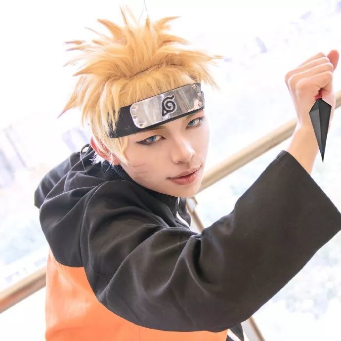 《火影忍者》cos:餐馆里的鸣人,你有点贪吃噢