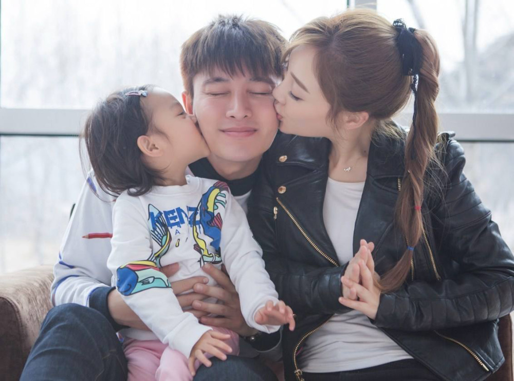 李小璐|李小璐和女儿互动，甜馨出镜太可爱，可肤色怎么黑成这样？