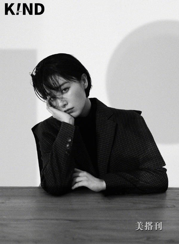 阚清子出演刘诗诗新剧欢呼声高,机场妆容精致秀长腿,又飒又美