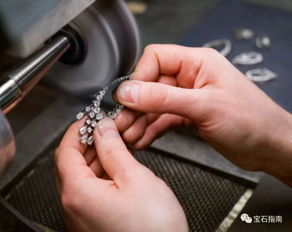 底座的每一个部分也会使用不同的化合物进行几个打磨步骤,直至与钻石