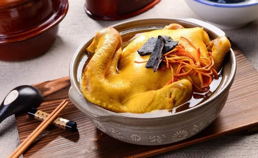 1. 发烧的人不能喝鸡汤,容易加重病情.