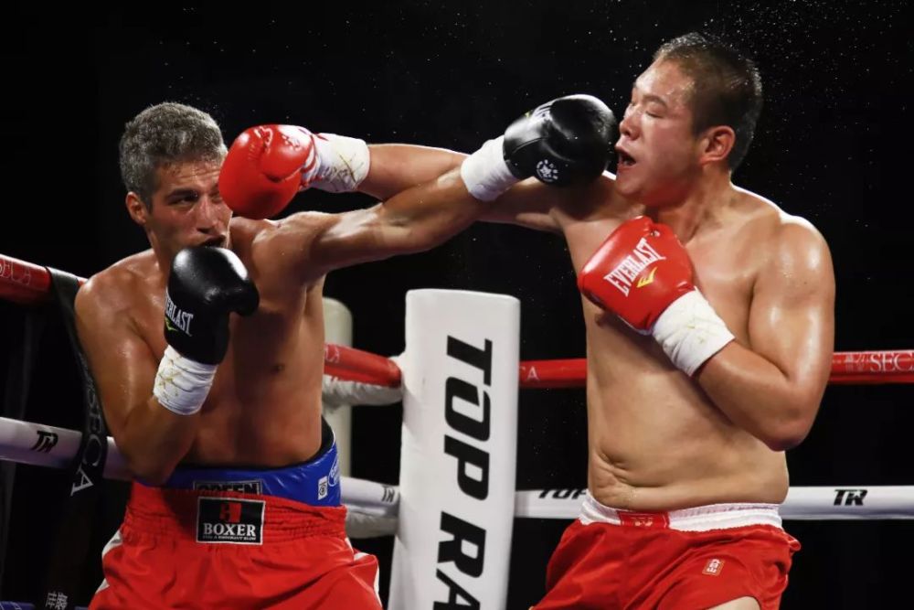 散打名将黄凯反杀伊朗拳击冠军00后小将拼杀到底引全场轰动