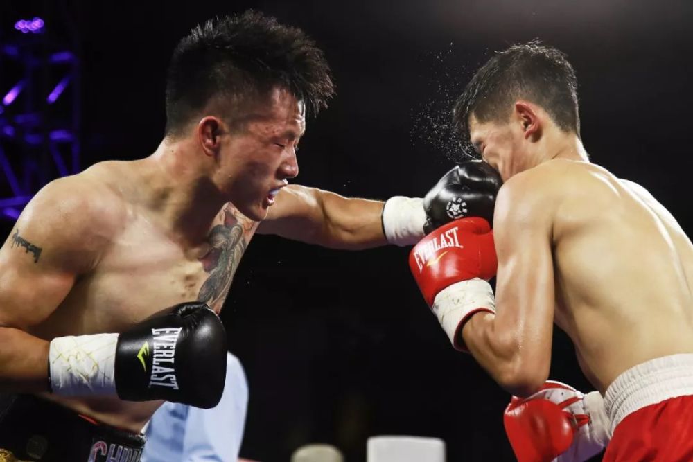 散打名将黄凯反杀伊朗拳击冠军00后小将拼杀到底引全场轰动